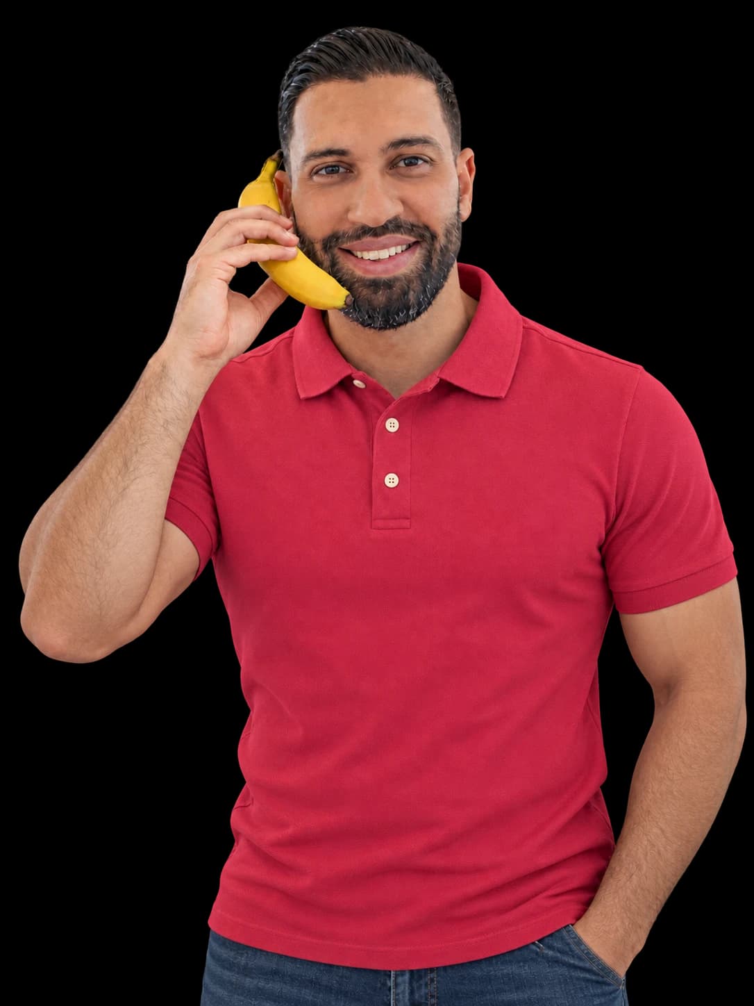 Billal glimlacht en houdt een banaan aan zijn oor als telefoon.