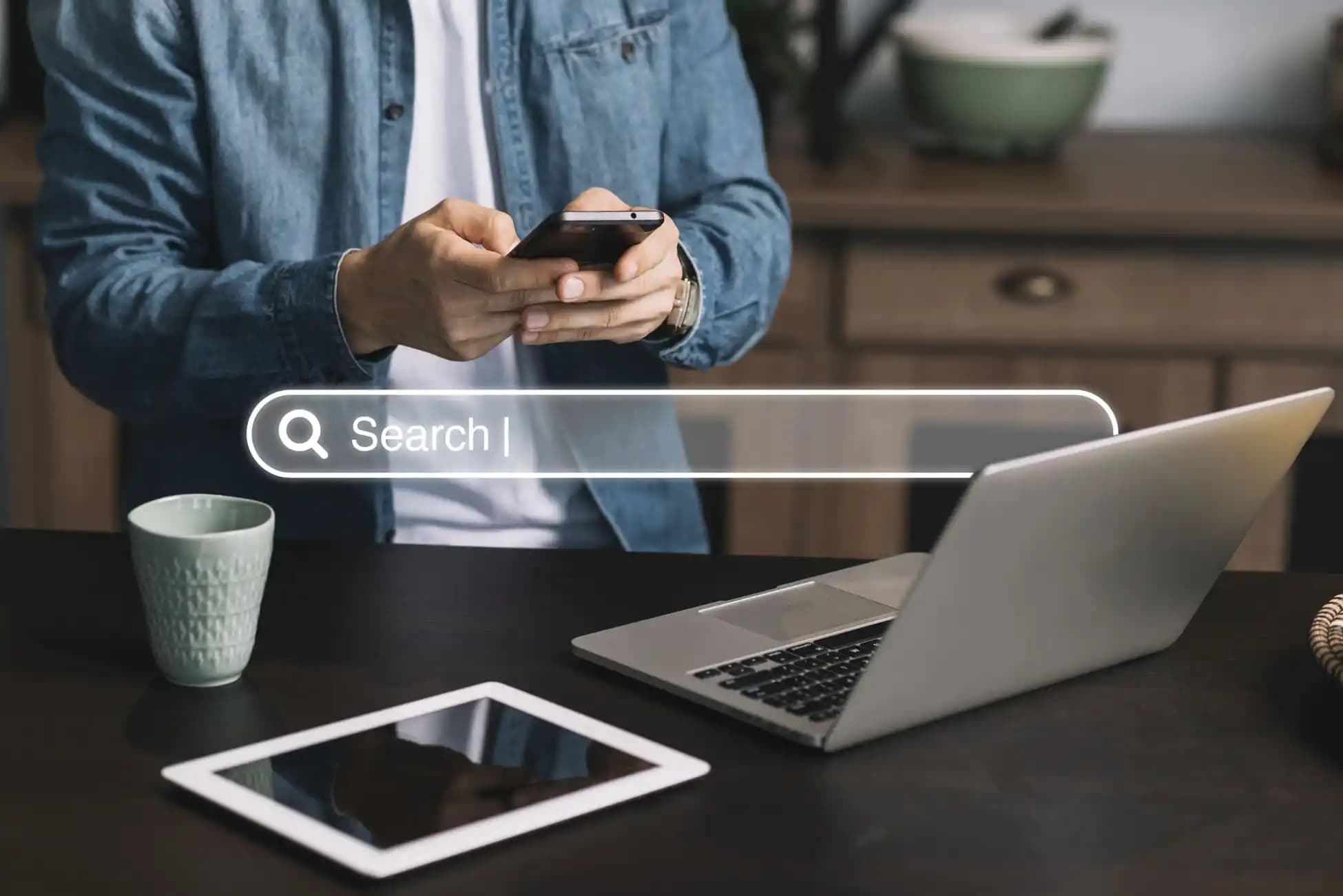 man typt in Google op mobiel