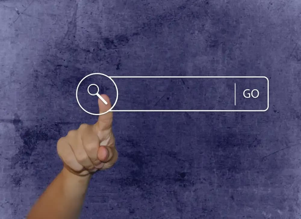 Een vinger wijst naar een zoekbalk met vergrootglas en een knop GO op een donkerblauwe achtergrond