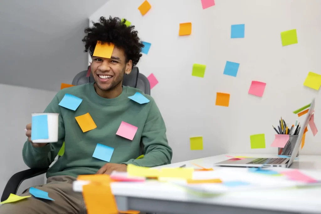 man zit met posts its geplakt op zichzelf en de muur